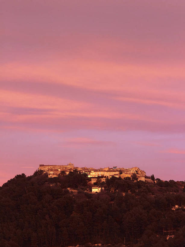 无人,家,竖图,室外,白天,正面,旅游,度假,美景,日落,森林,山,山脉,树林,植物,法国,欧洲,房屋,屋子,景观,山峰,晚霞,霞光,落日,山峦,娱乐,楼房,住宅,树,树木,绿色,自然,黄昏,群山,享受,休闲,景色,彩霞,放松,生长,成长,西欧,法兰西,自然风光,瓦尔省,法兰西共和国,法兰西第五共和国,夕照,薄暮,普罗旺斯.阿尔卑斯.蓝色海岸,普罗旺斯.阿尔卑斯.蓝色海岸大区,夕阳,彩图,傍晚,房子,土伦区,斜阳,莱卡斯泰莱,邦多