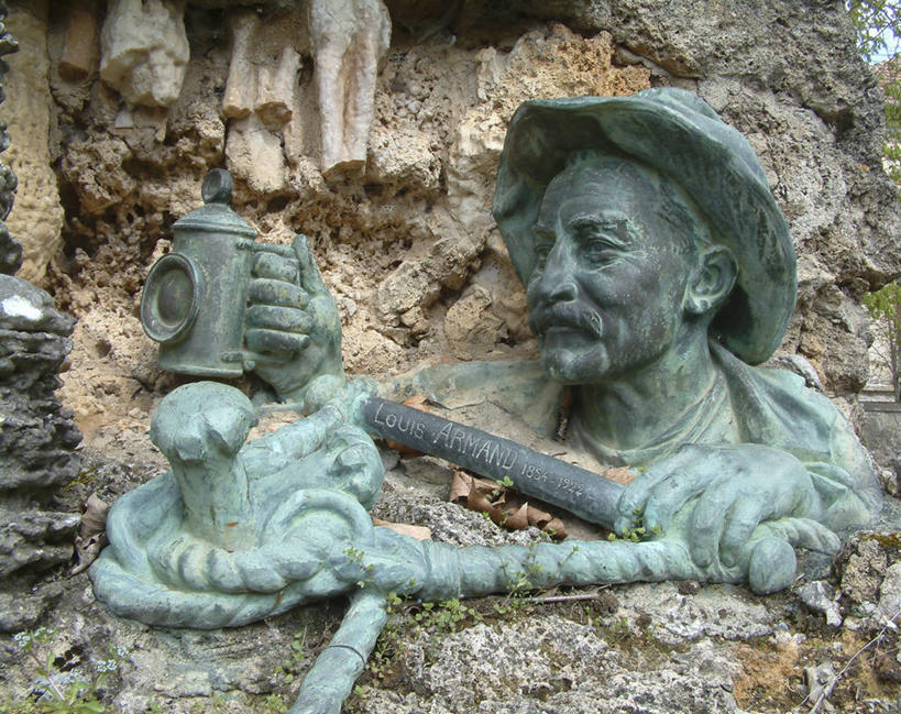 西方人,一个人,无人,横图,室外,白天,正面,旅游,度假,美景,帽子,雕塑,法国,欧洲,欧洲人,仅一个男性,仅一个人,仅一个中年男性,握,艺术,装饰,雕刻,雕像,洞,景观,注视,娱乐,石雕,自然,绳子,工艺品,观察,看,享受,休闲,景色,放松,握着,洞穴,观看,纪念,绳索,美术,察看,西欧,关注,法兰西,自然风光,主题,陈列,穴,法兰西共和国,功能,美学,法兰西第五共和国,南部.比利牛斯,阿韦龙省,南部.比利牛斯大区,男人,男性,中年男性,白种人,半身,彩图