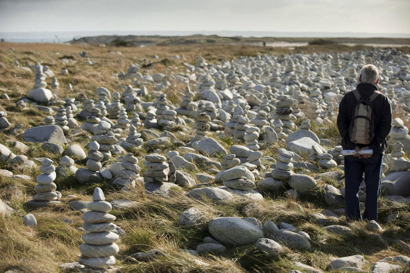 西方人,一个人,站,横图,室外,白天,草地,草坪,石头,植物,欧洲,欧洲人,仅一个男性,仅一个人,一堆,许多,行人,游客,游人,阴影,堆叠,堆积,服装,光线,包,石子,影子,很多,旅行包,注视,休闲装,路人,旅客,草,排列,一个,背面,衣服,绿色,天空,阳光,背包,天,观察,看,站着,仅一个老年男性,休闲,休闲服,服饰,单个,观看,堆,察看,双手插袋,关注,手插袋,双手抄兜,双手放兜,旅游包,摆列,过客,老年男性,男人,男性,白种人,石块,岩石,插兜,两手抄兜,两手放兜,手插兜,手放口袋,站立,彩图,全身,布列,分列,双肩包,手抄兜