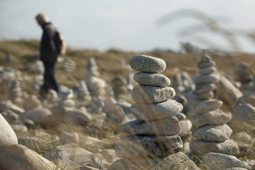 西方人,一个人,走,横图,室外,白天,侧面,草地,草坪,石头,植物,欧洲,欧洲人,仅一个男性,仅一个人,一堆,许多,行人,游客,游人,阴影,堆叠,堆积,服装,朦胧,模糊,光线,包,石子,影子,很多,旅行包,注视,休闲装,路人,旅客,草,排列,衣服,绿色,天空,阳光,背包,天,低头,观察,看,仅一个老年男性,休闲,休闲服,服饰,观看,堆,察看,关注,手插袋,单手插袋,单手抄兜,单手放兜,旅游包,垂头,摆列,过客,老年男性,男人,男性,白种人,石块,岩石,步行,插兜,散步,手插兜,手放口袋,走路,彩图,全身,布列,分列,双肩包,手抄兜