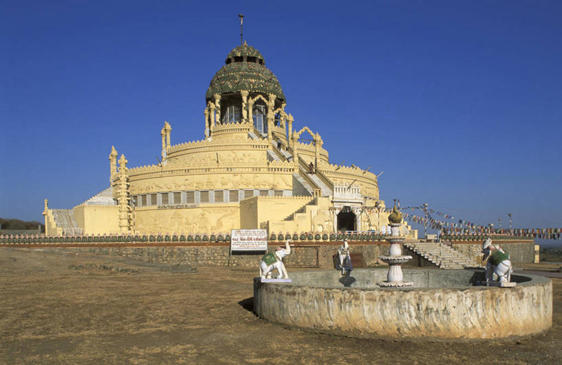 无人,寺庙,栏杆,横图,室外,白天,仰视,旅游,度假,名胜古迹,楼梯,标志建筑,地标,建筑,喷泉,雕塑,印度,亚洲,阴影,节日,遗迹,艺术,装饰,光线,雕刻,雕像,扶手,影子,阶梯,墙,屋顶,景观,燃烧,顶棚,古迹,文化,文物,娱乐,建设,古建筑,护栏,墙壁,墙面,台阶,黄色,蓝色,蓝天,天空,阳光,香火,工艺品,庙宇,天,品味,祈祷,享受,休闲,健康,旅游胜地,放松,许愿,宗教,信仰,晴朗,纪念,祈求,美术,主题,南亚,水景,陈列,古文明,万里无云,印度共和国,功能,美学,美观,古吉拉特,古吉拉特邦,平安,设计,晴空,晴空万里,彩图,低角度拍摄,庙,寺,帕利塔纳