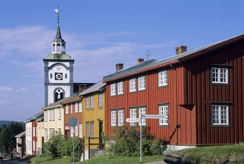 无人,家,教堂,横图,室外,白天,正面,旅游,度假,草地,草坪,名胜古迹,植物,标志建筑,地标,建筑,指示牌,挪威,欧洲,阴影,节日,遗迹,时间,光线,标志,路标,时钟,影子,房屋,墙,屋子,云,云朵,钟楼,计时,云彩,方向,古迹,文化,文物,娱乐,标识,建设,古建筑,楼房,路牌,箭头,墙壁,墙面,住宅,草,树,树木,两个,黄色,红色,蓝色,绿色,白云,蓝天,天空,阳光,自然,钟表,天,祈祷,享受,休闲,健康,表,旅游胜地,放松,许愿,宗教,信仰,生长,晴朗,成长,纪念,祈求,指向,斯堪的纳维亚,北欧,斯堪的那维亚,斯堪的那维亚半岛,斯堪的纳维亚半岛,信念,古文明,簇,塔钟,挪威王国,勒罗斯,南特伦德拉格,南特伦德拉格郡,平安,钟,晴空,彩图,房子,大教堂,礼拜堂