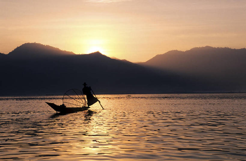 东方人,一个人,渔夫,站,横图,室外,白天,正面,旅游,度假,河流,美景,日落,山,山脉,水,船,缅甸,亚洲,仅一个男性,仅一个人,一艘,波纹,飞溅,服装,溅,液体,河水,景观,山峰,水滴,水流,晚霞,霞光,落日,木船,山峦,背光,休闲装,黄种人,娱乐,水珠,仅一个年轻男性,衣服,水纹,天空,自然,黄昏,船尾波,交通工具,波浪,群山,天,站着,享受,休闲,休闲服,景色,彩霞,放松,服饰,东南亚,桨,舟,喷洒,自然风光,载具,逆光,缅甸联邦,夕照,薄暮,男人,男性,年轻男性,亚洲人,捕鱼人,打鱼人,夕阳,站立,彩图,全身,傍晚,茵莱湖,斜阳