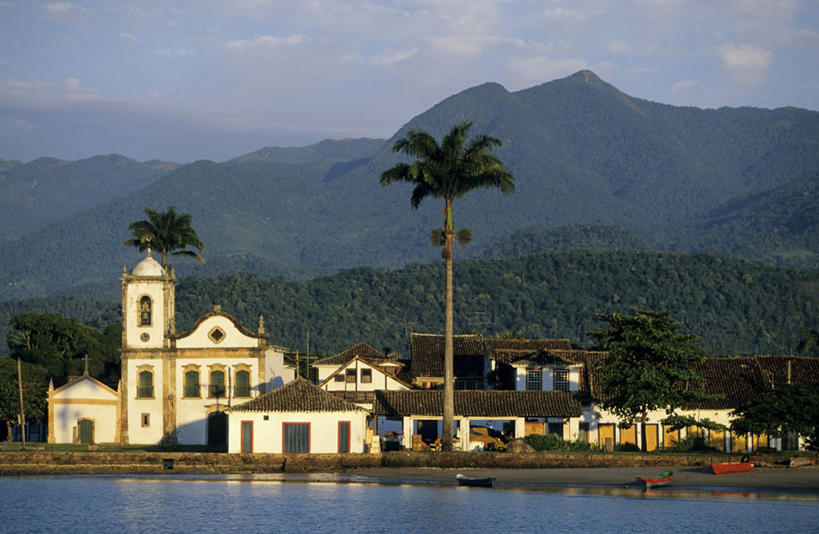 无人,家,横图,室外,白天,正面,旅游,度假,海浪,海洋,美景,沙滩,山,山脉,树林,植物,棕榈树,叶子,巴西,阴影,光线,沙子,瓦片,影子,房屋,墙,屋顶,屋檐,屋子,海岸,景观,浪花,山峰,云,云朵,绿叶,沙地,山峦,云彩,顶棚,娱乐,楼房,檐,墙壁,墙面,住宅,树,树木,蓝色,绿色,白色,白云,蓝天,天空,阳光,自然,海水,群山,天,享受,休闲,嫩叶,景色,南美,放松,生长,晴朗,成长,南美洲,拉丁美洲,自然风光,美洲,海景,棕榈叶,里约热内卢州,巴西联邦共和国,亚美利加洲,南亚美利加洲,叶,叶片,大海,风浪,海,海水的波动,海滩,近岸浪,涌浪,晴空,棕树,棕榈,彩图,房子,帕拉蒂