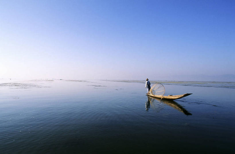 东方人,一个人,渔夫,站,横图,室外,白天,旅游,度假,湖,湖泊,美景,水,船,缅甸,亚洲,仅一个男性,仅一个人,一艘,阴影,服装,光线,影子,湖面,景观,水流,水面,木船,休闲装,黄种人,娱乐,仅一个年轻男性,背面,衣服,蓝色,蓝天,天空,阳光,自然,交通工具,湖水,天,站着,享受,休闲,休闲服,景色,放松,服饰,东南亚,渔网,晴朗,渔具,舟,抓捕,自然风光,载具,捕捞,鱼网,万里无云,拉网,捕捞工具,缅甸联邦,男人,男性,年轻男性,亚洲人,捕鱼人,打鱼人,晴空,晴空万里,站立,彩图,全身,茵莱湖