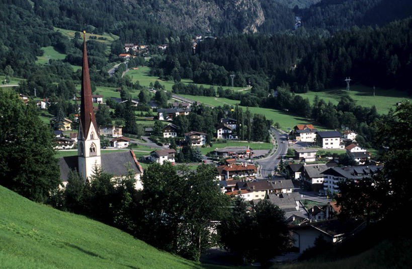 无人,家,教堂,横图,俯视,室外,白天,旅游,度假,草地,草坪,美景,山,山脉,树林,植物,奥地利,欧洲,阴影,节日,时间,光线,时钟,瓦片,影子,房屋,屋顶,屋檐,屋子,景观,山峰,钟楼,山峦,计时,顶棚,文化,娱乐,楼房,檐,住宅,草,树,树木,绿色,阳光,自然,钟表,群山,祈祷,享受,休闲,健康,表,景色,放松,许愿,宗教,信仰,生长,成长,纪念,祈求,自然风光,信念,中欧,塔钟,奥地利共和国,蒂罗尔,蒂罗尔州,平安,钟,彩图,高角度拍摄,房子,大教堂,礼拜堂,厄茨,伊姆斯特县