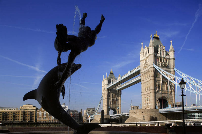 无人,横图,室外,白天,仰视,旅游,度假,河流,水,标志建筑,大桥,地标,建筑,路灯,喷泉,桥梁,哺乳动物,海豚,鲸鱼,照明,雕塑,英国,欧洲,伦敦,阴影,飞溅,艺术,装饰,溅,光线,雕刻,雕像,液体,影子,河水,景观,水滴,水流,烟雾,云,云朵,斜拉桥,桥,灯光,首都,背光,云彩,文化,娱乐,建设,伦敦塔桥,泰晤士河,海洋生物,灯,水珠,一个,蓝色,白云,蓝天,天空,阳光,动物,工艺品,天,品味,享受,休闲,旅游胜地,放松,鲸,晴朗,单个,纪念,污染,照亮,美术,废气,照明设备,西欧,喷洒,水生动物,主题,水景,大不列颠,水生物,逆光,陈列,海底动物,飞机尾迹,尾迹云,机尾云,飞机拉烟,云带,尾迹,大不列颠及北爱尔兰联合王国,塔桥,功能,美学,美观,机尾迹,飞机尾气,鲸类,雾都,斜张桥,设计,晴空,彩图,低角度拍摄,全身,大不列颠王国,大英帝国,联合王国,日不落帝国