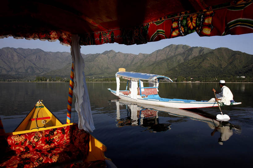 一个人,坐,横图,室外,白天,侧面,旅游,度假,湖,湖泊,美景,山,山脉,水,植物,轮船,船,帽子,印度,亚洲,仅一个男性,仅一个人,一艘,阴影,波纹,飞溅,服装,溅,光线,木板,液体,影子,柱子,湖面,景观,山峰,水滴,水流,水面,桥,木桥,山峦,休闲装,娱乐,栈桥,水珠,树,树木,仅一个年轻男性,衣服,蓝色,绿色,倒影,蓝天,水纹,天空,阳光,自然,船尾波,交通工具,波浪,湖水,群山,天,享受,休闲,休闲服,景色,放松,服饰,生长,晴朗,成长,人行桥,木板桥,倒映,喷洒,自然风光,载具,南亚,万里无云,首府,印度共和国,棉帽,反照,斯利那加,查谟.克什米尔,查谟.克什米尔邦,男人,男性,年轻男性,亚洲人,印度人,晴空,晴空万里,坐着,彩图,全身