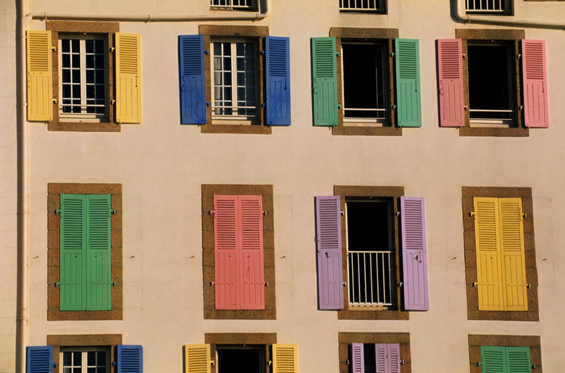 无人,家,横图,室外,白天,仰视,度假,美景,窗户,城市风光,城市,法国,欧洲,一排,许多,阴影,整齐,并列,并排,光线,影子,百叶窗,房屋,墙,屋子,景观,很多,娱乐,楼房,墙壁,墙面,住宅,排列,灰色,阳光,享受,休闲,景色,放松,布列塔尼,西欧,队列,法兰西,平行,法兰西共和国,法兰西第五共和国,布列塔尼地区,莫尔比昂省,基伯龙,基伯龙半岛,彩图,低角度拍摄,房子