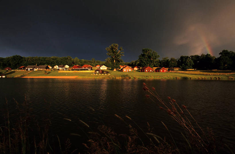 无人,家,横图,室外,白天,正面,旅游,度假,草地,草坪,湖,湖泊,美景,水,植物,法国,欧洲,房屋,屋顶,屋子,湖面,景观,水流,水面,乌云,云,阴天,云朵,云彩,顶棚,娱乐,楼房,住宅,草,树,树木,红色,绿色,天空,自然,湖水,天,享受,休闲,景色,放松,生长,成长,昏暗,阴沉,勃艮第,西欧,法兰西,自然风光,法兰西共和国,法兰西第五共和国,勃艮第大区,涅夫勒省,彩图,房子