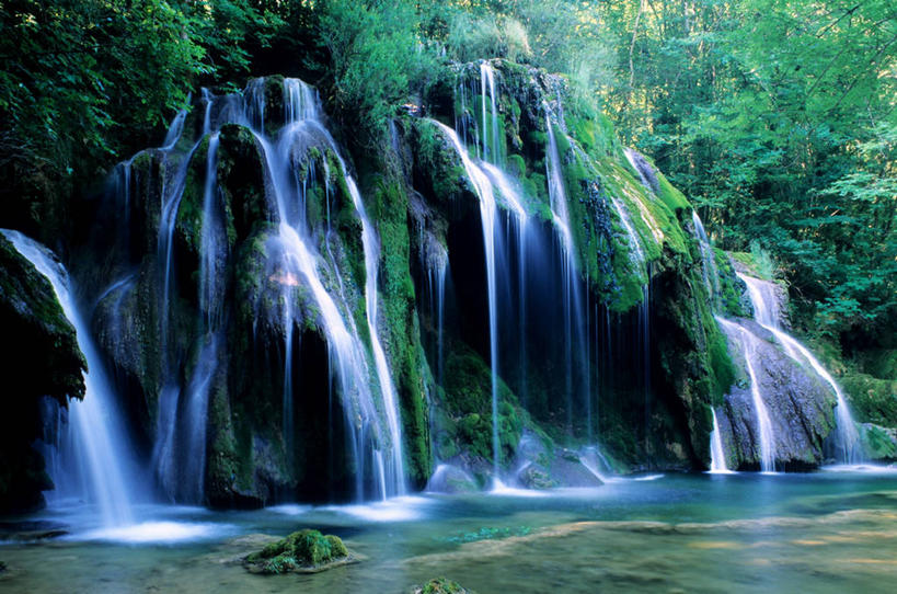 无人,横图,室外,白天,正面,旅游,度假,河流,礁石,石头,美景,瀑布,水,植物,法国,欧洲,阴影,飞溅,溅,光线,石子,液体,影子,河水,景观,水滴,水流,娱乐,水珠,树,树木,绿色,阳光,自然,享受,休闲,景色,放松,生长,成长,西欧,喷洒,法兰西,自然风光,法兰西共和国,法兰西第五共和国,汝拉,汝拉产区,跌水,礁,石块,岩石,彩图