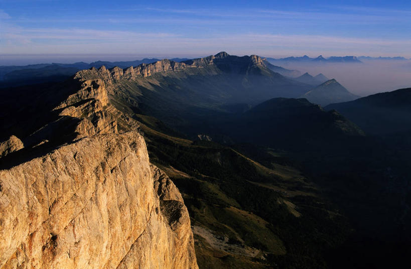 无人,横图,俯视,航拍,室外,白天,旅游,度假,草地,草坪,美景,山,山脉,植物,雾,法国,欧洲,阴影,朦胧,模糊,光线,影子,景观,山峰,云,云朵,山峦,云彩,娱乐,草,蓝色,绿色,白云,蓝天,天空,阳光,自然,群山,天,享受,休闲,景色,放松,晴朗,迷雾,西欧,鸟瞰,法兰西,自然风光,法兰西共和国,法兰西第五共和国,伊泽尔省,大雾,晴空,彩图,高角度拍摄,罗讷.阿尔卑斯,罗讷.阿尔卑斯大区