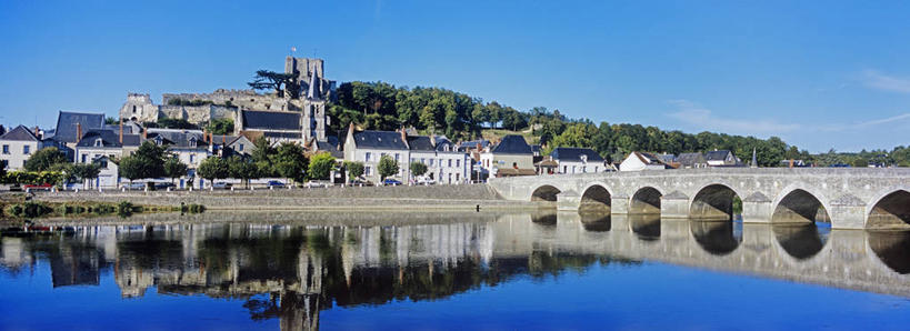 无人,家,横图,全景,室外,白天,正面,度假,河流,美景,水,天际线,城市风光,城市,桥梁,法国,欧洲,阴影,光线,影子,房屋,墙,屋顶,屋子,河水,景观,水流,桥,顶棚,娱乐,石桥,楼房,拱桥,墙壁,墙面,住宅,蓝色,白色,倒影,蓝天,天空,阳光,天,享受,休闲,景色,放松,晴朗,人行桥,石拱桥,倒映,西欧,法兰西,万里无云,法兰西共和国,法兰西第五共和国,反照,卢瓦尔.谢尔省,中央大区,晴空,晴空万里,彩图,房子,蒙特里沙尔,布卢瓦区