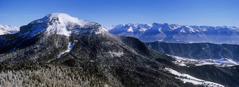 无人,横图,全景,室外,白天,正面,旅游,度假,美景,山,树林,天际线,雪,雪山,植物,大雪,松树,法国,欧洲,阴影,光线,影子,冰,积雪,景观,山峰,雪景,冬季,冬天,山峦,娱乐,树,树木,蓝色,绿色,蓝天,天空,阳光,自然,天,享受,休闲,景色,放松,寒冷,生长,晴朗,成长,冰冷,西欧,法兰西,自然风光,杉树,坚定,万里无云,法兰西共和国,法兰西第五共和国,长寿,严寒,冰凉,酷寒,凛冽,凛凛,贞洁,极冷,伊泽尔省,晴空,晴空万里,彩图,罗讷.阿尔卑斯,罗讷.阿尔卑斯大区