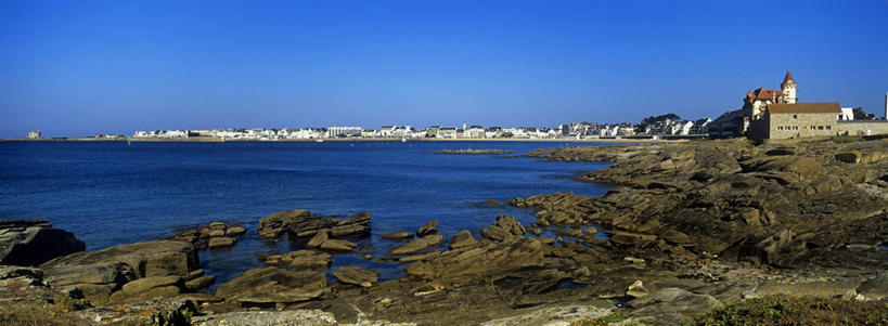 无人,家,横图,全景,室外,白天,正面,旅游,度假,海浪,海洋,美景,沙滩,天际线,法国,欧洲,阴影,光线,沙子,影子,房屋,墙,屋顶,屋子,海岸,景观,浪花,沙地,顶棚,娱乐,楼房,墙壁,墙面,住宅,蓝色,灰色,蓝天,天空,阳光,自然,海水,天,享受,休闲,景色,放松,晴朗,布列塔尼,西欧,法兰西,自然风光,海景,万里无云,法兰西共和国,法兰西第五共和国,布列塔尼地区,莫尔比昂省,基伯龙,基伯龙半岛,大海,风浪,海,海水的波动,海滩,近岸浪,涌浪,晴空,晴空万里,彩图,房子