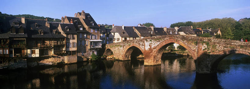 无人,家,横图,全景,室外,白天,正面,度假,河流,美景,水,天际线,窗户,城市风光,城市,桥梁,法国,欧洲,阴影,光线,影子,房屋,墙,屋顶,屋子,河水,景观,水流,云,云朵,桥,云彩,顶棚,娱乐,石桥,楼房,玻璃窗,拱桥,墙壁,墙面,住宅,蓝色,灰色,白云,倒影,蓝天,天空,阳光,天,享受,休闲,景色,放松,拱形,晴朗,人行桥,石拱桥,倒映,西欧,法兰西,法兰西共和国,法兰西第五共和国,反照,南部.比利牛斯,阿韦龙省,南部.比利牛斯大区,晴空,彩图,房子,罗德兹区,埃斯帕利翁