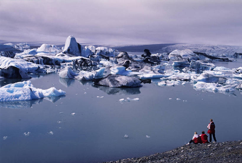 西方人,三个人,站,坐,横图,室外,白天,旅游,度假,冰山,草地,草坪,美景,山,植物,欧洲,冰岛,欧洲人,行人,游客,游人,服装,冰,景观,山峰,乌云,云,阴天,云朵,山峦,云彩,休闲装,娱乐,冰川,路人,旅客,草,背面,衣服,绿色,天空,自然,天,站着,享受,休闲,休闲服,景色,放松,寒冷,服饰,冰冷,昏暗,阴沉,自然风光,北欧,冰河,冰岛共和国,冰川湖,严寒,冰凉,酷寒,凛冽,凛凛,极冷,瓦特纳冰原,过客,男人,男性,年轻男性,白种人,站立,坐着,彩图,全身,冰河湖