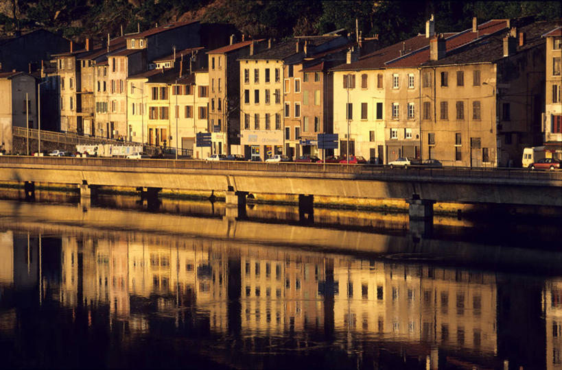 无人,家,码头,横图,室外,白天,正面,度假,海浪,海洋,美景,日落,城市风光,城市,港口,法国,欧洲,维也纳,一排,许多,整齐,房屋,墙,屋顶,屋子,景观,浪花,晚霞,霞光,落日,很多,顶棚,娱乐,楼房,墙壁,墙面,住宅,排列,灰色,倒影,海水,黄昏,享受,休闲,景色,彩霞,放松,倒映,西欧,队列,法兰西,海景,法兰西共和国,法兰西第五共和国,夕照,反照,薄暮,伊泽尔省,大海,风浪,海,海水的波动,近岸浪,涌浪,夕阳,彩图,傍晚,房子,摆渡口,埠头,渡口,渡头,港湾,海港,货运码头,口岸,商港,罗讷.阿尔卑斯,罗讷.阿尔卑斯大区,斜阳