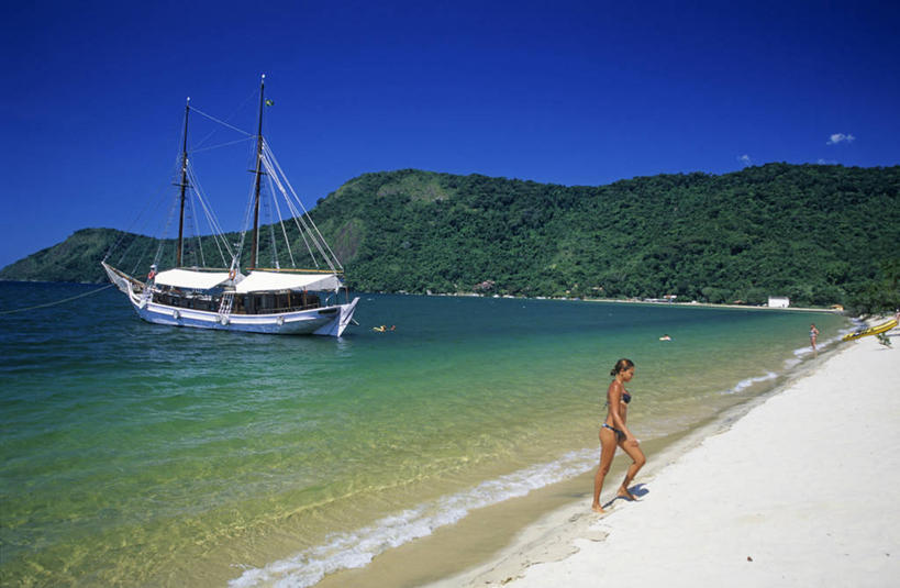 帆船,西方人,一个人,走,横图,室外,白天,侧面,泳装,比基尼,旅游,度假,草地,草坪,海浪,海洋,美景,沙滩,山,山脉,植物,船,巴西,欧洲,欧洲人,仅一个年轻女性,仅一个女性,仅一个人,一艘,行人,游客,游人,阴影,波纹,飞溅,溅,光线,沙子,液体,影子,海岸,景观,浪花,山峰,水滴,沙地,山峦,光脚,娱乐,路人,旅客,水珠,草,树,树木,蓝色,绿色,蓝天,水纹,天空,阳光,自然,海水,船尾波,交通工具,波浪,群山,天,享受,休闲,赤脚,景色,南美,放松,生长,晴朗,成长,南美洲,拉丁美洲,喷洒,自然风光,载具,美洲,海景,万里无云,里约热内卢州,巴西联邦共和国,亚美利加洲,南亚美利加洲,过客,年轻女性,女人,女性,白种人,大海,风浪,海,海水的波动,海滩,近岸浪,涌浪,晴空,晴空万里,步行,散步,走路,彩图,全身,三点式,泳衣,帕拉蒂