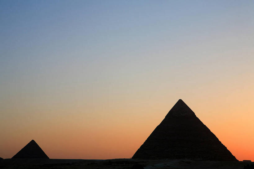 无人,横图,室外,白天,正面,旅游,度假,名胜古迹,日落,沙漠,地标,非洲,埃及,遗迹,三角形,晚霞,霞光,落日,背光,古迹,历史,文物,娱乐,古建筑,黄昏,享受,休闲,旅游胜地,彩霞,金字塔,放松,陵墓,逆光,古文明,吉萨,吉萨金字塔,胡夫金字塔,海夫拉金字塔,门卡乌拉金字塔,古代七大奇迹,阿拉伯埃及共和国,金字塔之国,棉花之国,古夫王金字塔,卡拉夫王金字塔,孟卡拉王金字塔,方锥形,阿非利加洲,夕照,薄暮,大漠,砂漠,夕阳,彩图,傍晚,斜阳,标志性建筑