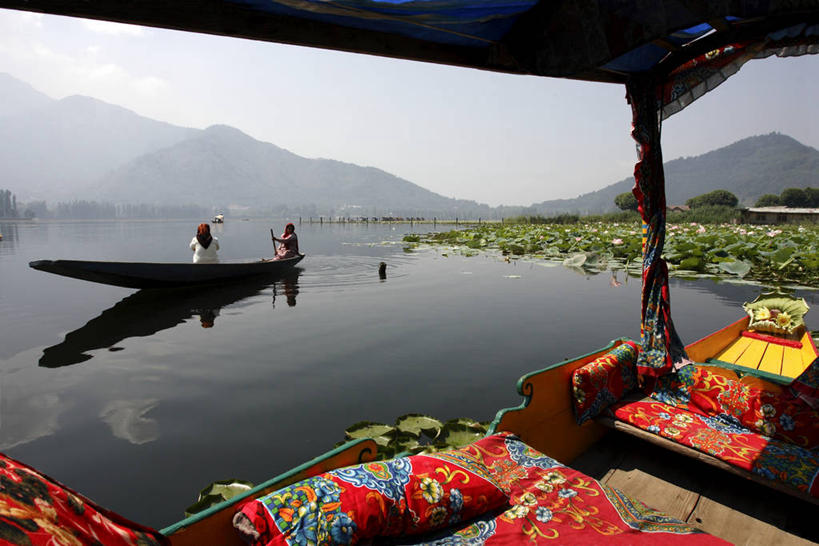 两个人,坐,横图,室外,白天,正面,旅游,度假,草地,草坪,湖,湖泊,美景,山,山脉,水,植物,船,印度,亚洲,一艘,行人,游客,游人,阴影,波纹,飞溅,服装,溅,光线,液体,影子,湖面,景观,山峰,水滴,水流,水面,木船,山峦,休闲装,娱乐,路人,旅客,架子,水珠,草,衣服,绿色,倒影,水纹,天空,阳光,自然,船尾波,交通工具,波浪,湖水,群山,天,享受,休闲,休闲服,景色,放松,服饰,支撑,固定,倒映,舟,喷洒,自然风光,载具,南亚,首府,印度共和国,反照,斯利那加,过客,查谟.克什米尔,查谟.克什米尔邦,男人,男性,年轻男性,亚洲人,印度人,坐着,彩图,全身