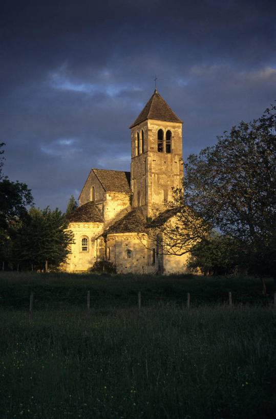 无人,教堂,竖图,室外,白天,正面,旅游,度假,草地,草坪,名胜古迹,植物,标志建筑,地标,建筑,法国,欧洲,节日,遗迹,时间,时钟,墙,屋顶,乌云,云,阴天,云朵,钟楼,计时,云彩,顶棚,古迹,文化,文物,娱乐,建设,古建筑,墙壁,墙面,草,树,树木,绿色,灰色,天空,自然,钟表,天,祈祷,享受,休闲,健康,表,旅游胜地,放松,许愿,宗教,信仰,生长,成长,纪念,祈求,昏暗,阴沉,勃艮第,西欧,法兰西,信念,古文明,法兰西共和国,法兰西第五共和国,塔钟,勃艮第大区,索恩.卢瓦尔省,平安,钟,彩图,大教堂,礼拜堂