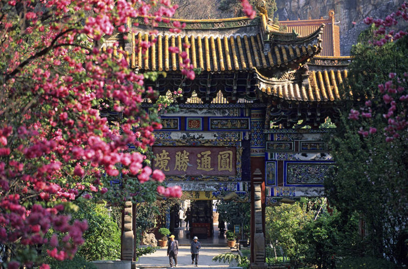 东方人,两个人,寺庙,走,横图,室外,白天,旅游,度假,名胜古迹,植物,标志建筑,道路,地标,建筑,路,昆明,中国,亚洲,许多,行人,游客,游人,阴影,服装,节日,遗迹,盛开,光线,瓦片,影子,柱子,屋顶,屋檐,小路,交通,很多,燃烧,花蕾,顶棚,休闲装,黄种人,古迹,文化,文物,娱乐,建设,古建筑,云南,檐,路人,旅客,花,花瓣,花朵,鲜花,树,树木,背面,衣服,红色,绿色,阳光,自然,香火,庙宇,花苞,花蕊,祈祷,享受,休闲,健康,休闲服,旅游胜地,放松,许愿,宗教,服饰,信仰,生长,成长,纪念,祈求,昆明市,古文明,东亚,云南省,中华人民共和国,省会,西南地区,滇,过客,圆通山,平安,男人,男性,年轻男性,年轻女性,女人,女性,亚洲人,步行,散步,走路,彩图,全身,庙,寺,圆通街,圆通寺