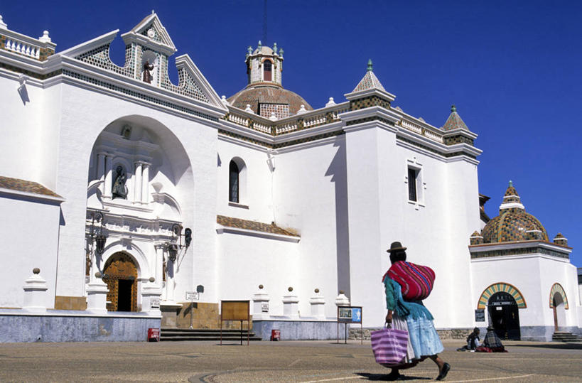 西方人,三个人,教堂,走,横图,室外,白天,仰视,民族服装,旅游,度假,名胜古迹,门,标志建筑,地标,建筑,欧洲,玻利维亚,欧洲人,阴影,服装,节日,遗迹,光线,影子,墙,拱门,首都,古迹,文化,文物,娱乐,建设,古建筑,墙壁,墙面,衣服,蓝色,蓝天,天空,阳光,门框,天,祈祷,享受,休闲,健康,旅游胜地,南美,放松,许愿,宗教,服饰,信仰,晴朗,纪念,祈求,南美洲,基督教,衣着,拉丁美洲,穿着,天主教,美洲,信念,古文明,万里无云,亚美利加洲,南亚美利加洲,衣饰,玻利维亚多民族国,拉巴斯,拉巴斯省,平安,年轻女性,女人,女性,白种人,晴空,晴空万里,步行,散步,走路,彩图,低角度拍摄,全身,传统服装,民俗服,大教堂,礼拜堂