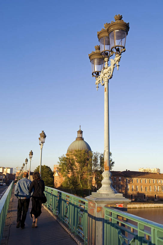 西方人,两个人,教堂,栏杆,走,竖图,室外,白天,仰视,爱情,旅游,度假,河流,名胜古迹,水,植物,标志建筑,地标,建筑,路灯,照明,法国,欧洲,欧洲人,阴影,服装,节日,遗迹,光线,影子,河水,水流,围栏,灯光,浪漫,休闲装,古迹,文化,文物,娱乐,建设,古建筑,护栏,灯,树,树木,衣服,蓝色,绿色,蓝天,天空,阳光,自然,天,祈祷,享受,休闲,健康,温暖,温馨,休闲服,旅游胜地,恩爱,放松,许愿,恋人,宗教,服饰,信仰,生长,晴朗,成长,纪念,祈求,照亮,和睦,基督教,照明设备,西欧,天主教,法兰西,信念,古文明,万里无云,法兰西共和国,首府,省会,法兰西第五共和国,南部.比利牛斯,图卢兹,南部.比利牛斯大区,上加龙,上加龙省,平安,男人,男性,年轻男性,年轻女性,女人,女性,白种人,情侣,晴空,晴空万里,步行,散步,走路,彩图,低角度拍摄,全身,大教堂,礼拜堂,伴侣,融洽