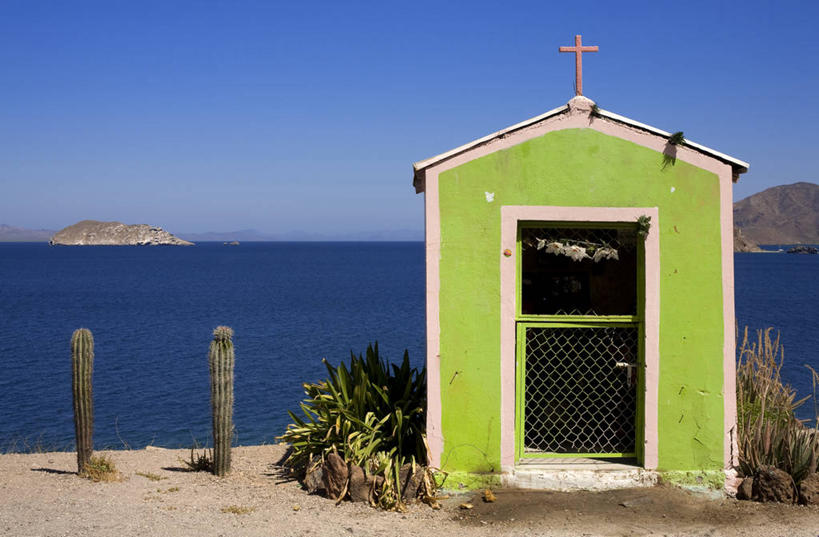 无人,教堂,横图,室外,白天,正面,旅游,度假,草地,草坪,岛屿,海浪,海洋,植物,标志建筑,地标,建筑,墨西哥,阴影,节日,光线,十字架,影子,岛,浪花,文化,娱乐,建设,草,蓝色,绿色,蓝天,天空,阳光,海水,天,祈祷,享受,休闲,健康,旅游胜地,放松,许愿,宗教,信仰,晴朗,纪念,祈求,北美,北美洲,美洲,海景,信念,万里无云,北亚美利加洲,亚美利加洲,墨西哥合众国,仙人掌王国,南下加利福尼亚,南下加利福尼亚州,平安,大海,风浪,海,海水的波动,近岸浪,列岛,群岛,涌浪,诸岛,晴空,晴空万里,彩图,大教堂,礼拜堂