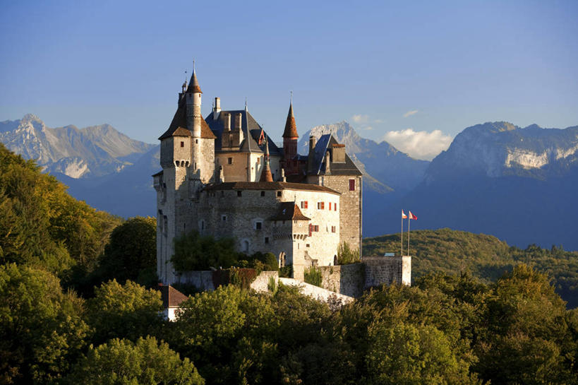 无人,横图,室外,白天,正面,旅游,度假,名胜古迹,森林,山,山脉,树林,植物,标志建筑,地标,建筑,法国,欧洲,阴影,遗迹,光线,影子,堡垒,城堡,山峰,山峦,古迹,文物,娱乐,建设,古建筑,树,树木,蓝色,绿色,蓝天,天空,阳光,自然,群山,天,享受,休闲,旅游胜地,放松,生长,晴朗,成长,西欧,要塞,法兰西,古文明,万里无云,法兰西共和国,安纳西湖,法兰西第五共和国,上萨瓦省,上萨瓦,设防,晴空,晴空万里,彩图,罗讷.阿尔卑斯,罗讷.阿尔卑斯大区