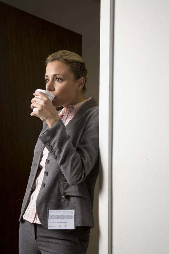 咖啡,西方人,一个人,商务人士,商务女性,站,竖图,室内,白天,侧面,幸福,杯子,欧洲,欧洲人,仅一个年轻女性,仅一个女性,仅一个人,握,套装,一杯,拿,拿着,注视,娱乐,标识,吊牌,饮料,胸牌,纸制品,观察,看,靠,靠着,倚靠,站着,享受,休闲,温馨,放松,乐趣,握着,观看,纸杯,察看,徽章,提神,舒适,倚着,关注,一次性杯子,醒脑,商务装,身份,工薪阶层,胸章,胸卡,软饮料,编号牌,雕刻牌,工号牌,胸号牌,胸徽,员工牌,年轻女性,女人,女性,白种人,白领,上班族,站立,半身,彩图