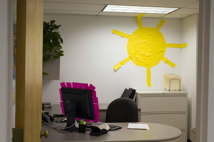 无人,横图,室内,白天,正面,电脑,显示器,鼠标,键盘,太阳,植物,桌子,椅子,粘性,网络,材料,档案,盆栽,文件,纸,办公桌,办公用品,便利贴,便签,盆景,输入设备,通讯设备,文具,绿色,自然,会议椅,手稿,资料,台式电脑,生长,成长,办公设备,办公椅,文具用品,证明,记事,文档,通信设备,输出设备,快捷,文化工具,商务椅,培训椅,方便,N次贴,便条贴,告诉贴,即时贴,彩图