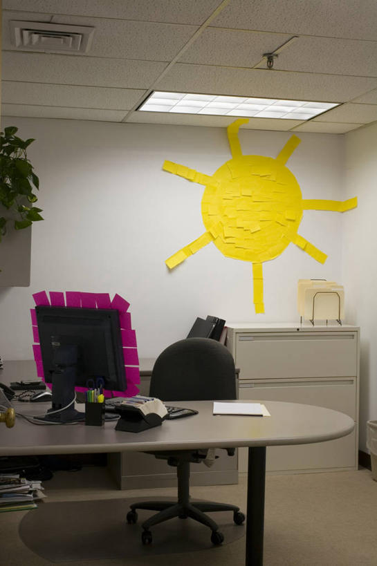 无人,竖图,室内,白天,正面,电脑,显示器,鼠标,键盘,太阳,植物,桌子,椅子,粘性,网络,材料,档案,盆栽,文件,纸,办公桌,办公用品,便利贴,便签,盆景,输入设备,通讯设备,文具,绿色,自然,会议椅,手稿,资料,台式电脑,生长,成长,办公设备,办公椅,文具用品,证明,记事,文档,通信设备,输出设备,快捷,文化工具,商务椅,培训椅,方便,N次贴,便条贴,告诉贴,即时贴,彩图