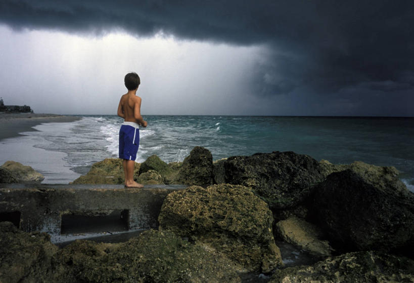 西方人,儿童,一个人,站,横图,室外,白天,侧面,海浪,海洋,石头,欧洲,欧洲人,仅一个男性,仅一个人,波纹,服装,石子,浪花,乌云,云,阴天,云朵,涟漪,云彩,注视,休闲装,光脚,小孩,衣服,倒影,水纹,天空,海水,波浪,天,观察,看,站着,仅一个小孩,休闲,赤脚,休闲服,服饰,观看,察看,倒映,昏暗,阴沉,关注,海景,水晕,反照,男孩,男人,男性,白种人,孩子,大海,风浪,海,海水的波动,近岸浪,石块,岩石,涌浪,站立,彩图,全身,男生