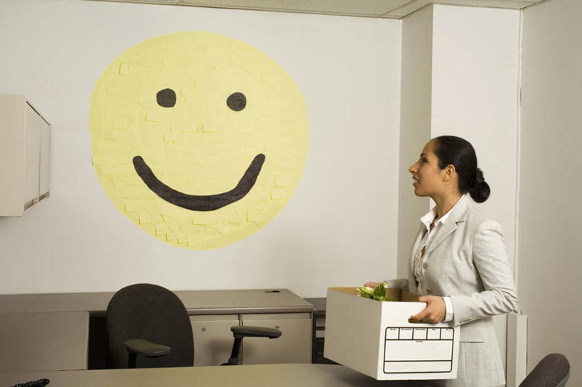 西方人,一个人,商务人士,商务女性,办公室,站,搬运,横图,室内,白天,侧面,桌子,椅子,欧洲,欧洲人,仅一个年轻女性,仅一个女性,仅一个人,套装,粘性,包装,纸箱,办公桌,墙,办公用品,便利贴,便签,注视,墙壁,墙面,文具,会议椅,容器,箱子,观察,看,站着,笑容,观看,办公设备,办公椅,文具用品,记事,察看,笑脸,关注,纸板箱,商务装,工薪阶层,包装箱,快捷,文化工具,商务椅,培训椅,方便,笑貌,N次贴,便条贴,告诉贴,即时贴,年轻女性,女人,女性,白种人,白领,上班族,搬,站立,半身,彩图