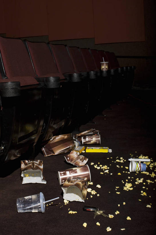 点心,无人,竖图,俯视,室内,白天,安全,电影院,杯子,椅子,一排,许多,整齐,塑料,食品,糖,糖果,甜点,甜品,防护,钥匙,很多,凌乱,食物,排列,塑料制品,吸管,纸制品,甜食,零食,爆米花,纸杯,保护,混乱,空心,开启,队列,封闭,一次性杯子,保险,私密,垃圾食品,膨化食品,硬糖,保全,周全,安稳,安定,防盗,饮管,零嘴,纷乱,缭乱,庞杂,平安,彩图,高角度拍摄,圆柱状