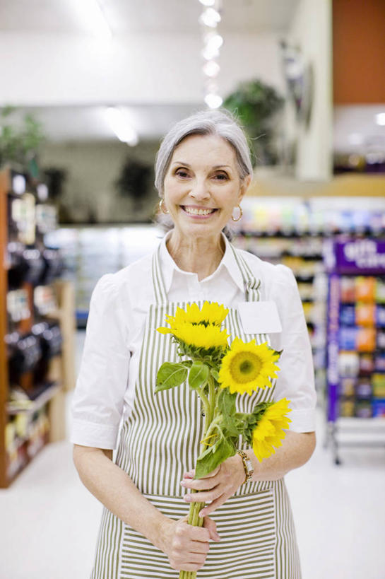 西方人,头发,一个人,店员,商店,站,笑,微笑,露齿笑,竖图,室内,白天,正面,爱情,购物,幸福,消费,太阳,超市,向日葵,欧洲,欧洲人,仅一个女性,仅一个人,握,阴影,光线,围裙,影子,拿,拿着,注视,货架,货物,架子,灰色,观察,看,站着,一束,营业员,握着,金融,百货,便利店,仅一个老年女性,观看,察看,关注,陈列架,光辉,选购,贸易,沉默,忠诚,血拼,勇敢,零售店,超市货架,投缘,爱慕,销售人员,高傲,朝阳花,葵花,望日莲,向阳花,转日莲,老年女性,女人,女性,白种人,长发,售货员,站立,半身,彩图,店铺,杂货店,杂货铺
