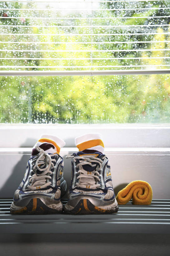 无人,家,竖图,室内,特写,白天,正面,运动鞋,水,窗户,静物,鞋子,一双,装饰,液体,护腕,百叶窗,房屋,屋子,水滴,楼房,玻璃窗,住宅,休闲鞋,华丽,修饰,点缀,衬托,美观,雅致,雅观,彩图,房子