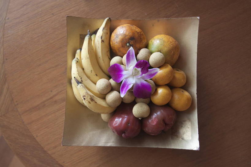 无人,横图,俯视,室内,特写,白天,桌面,桌子,柑橘,梨,香蕉,餐具,水果,一堆,许多,堆叠,堆积,新鲜,装饰,盛开,木制,碟子,盘,生食,食品,果实,石斛,很多,花蕾,花,花瓣,花朵,鲜花,食物,一朵,一个,盘子,木制品,碟,花苞,花蕊,桂圆,香梨,有机食品,绿色食品,单个,堆,华丽,修饰,点缀,衬托,美观,雅致,雅观,石斛兰,金钗石斛,生梨,橘子,桔子,甘蕉,橙子,橙,彩图,高角度拍摄