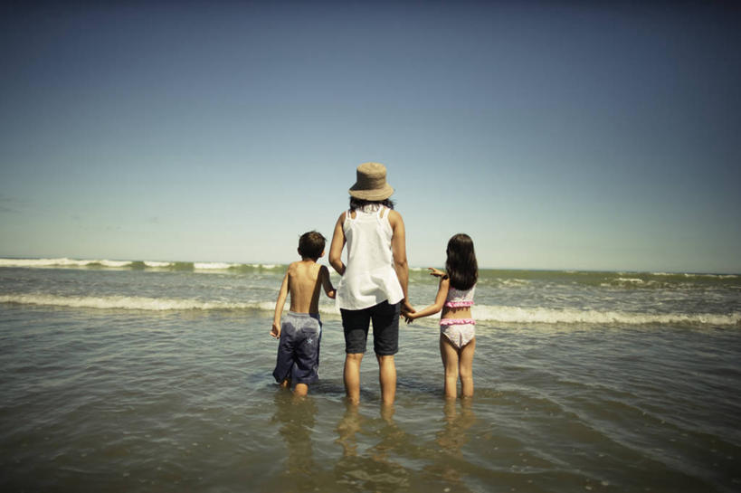 儿童,成年人,中年人,三个人,四个人,家庭,夫妻,母亲,父亲,儿子,横图,室外,白天,比基尼,爱情,度假,纯洁,帽子,新西兰,泳裤,并排,水平线,浪漫,托腮,小孩,背面,遮阳帽,夏天,温暖,温馨,父子,母子,一家人,恩爱,放松,父爱,可爱,母爱,童年,童趣,恋人,摄影,和睦,海景,童真,东亚人,烂漫,无邪,天真,男孩,男人,男性,年轻男性,年轻女性,女孩,女人,女性,中年女性,孩子,年轻人,夫妇,情侣,手牵手,彩图,伴侣,融洽,男生