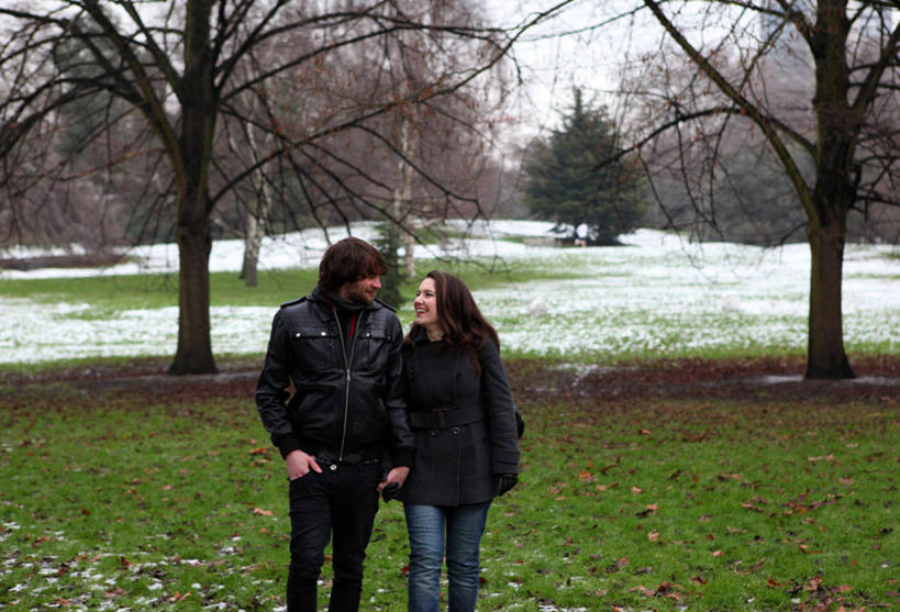 成年人,两个人,公园,横图,室外,正面,幸福,雪,英国,冬天,首都,浪漫,休闲装,面对面,摄影,年轻男性,年轻女性,年轻人,步行,手牵手,彩图,爱