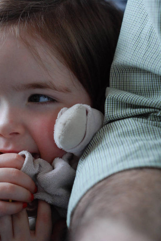 儿童,成年人,中年人,脸,头,脸颊,两个人,家庭,父亲,女儿,竖图,特写,纯洁,美国,娃娃,注视,肩膀,小孩,观察,看,温暖,温馨,一家人,可爱,童年,童趣,斜视,摄影,观看,保护,部分,和睦,察看,脆弱,恐怖,鄙视,关注,童真,烂漫,无邪,藐视,讽刺,蔑视,嘲笑,天真,男性,女孩,女性,中年男性,孩子,头部,脸部,脸蛋,面部,拥抱,彩图,困窘,融洽