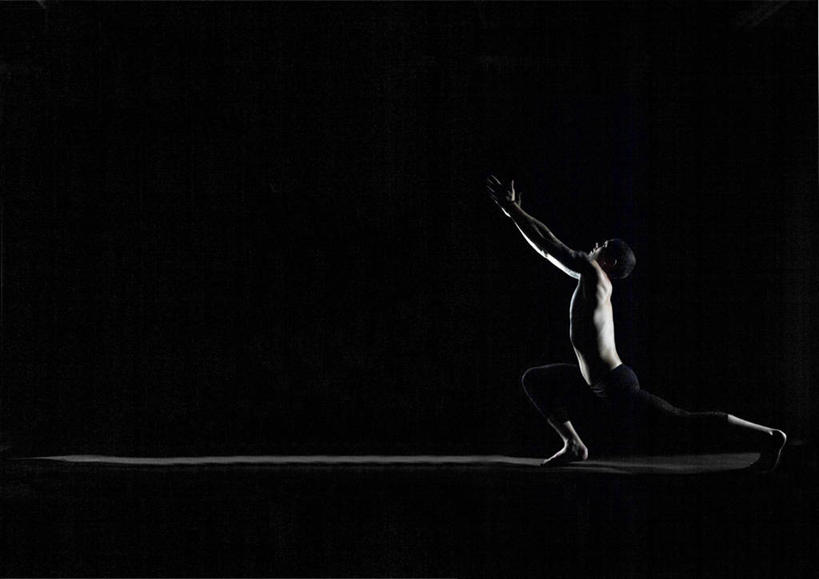 成年人,一个人,站,举,横图,留白,侧面,仅一个男性,仅一个人,表演,黑色背景,仅一个年轻男性,托,平衡,摄影,协调,优美,芭蕾舞,男人,男性,年轻男性,年轻人,举起,举手,举着,向上举,向上伸,向上托,彩图,影棚拍摄,舞蹈,芭蕾舞者,暗调