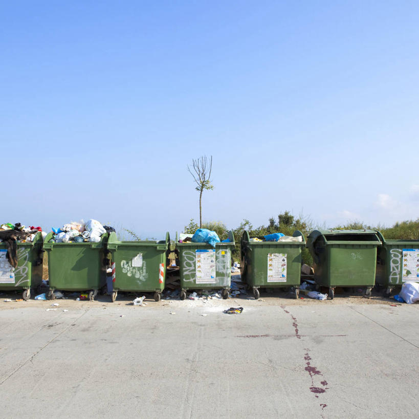 无人,方图,室外,白天,西班牙,巴塞罗那,一排,整齐,垃圾,凌乱,排列,摄影,垃圾袋,污染,队列,树梢,环境保护,万里无云,彩图