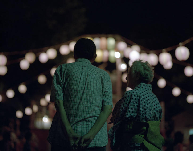 成年人,老年人,两个人,站,横图,室外,夜晚,夜生活,城市,东京,日本,庆祝,装饰,首都,背面,摄影,观看,照亮,老年男性,老年女性,男人,男性,女人,女性,半身,彩图