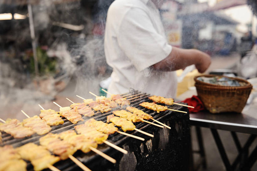 成年人,一个人,站,横图,室外,白天,泰国,仅一个男性,蒸汽,篮子,市场,货摊,猪肉,饮食,摄影,清新,泰国食品,烤肉架,商人,彩图,旅行