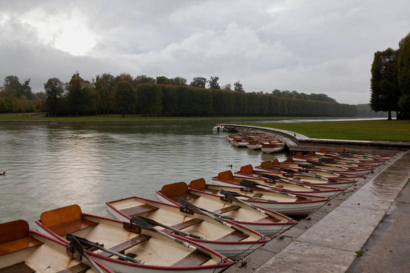 无人,公园,横图,室外,白天,雨,法国,一排,停靠,整齐,天气,树,排列,摄影,队列,停泊,法国文化,凡尔赛,彩图