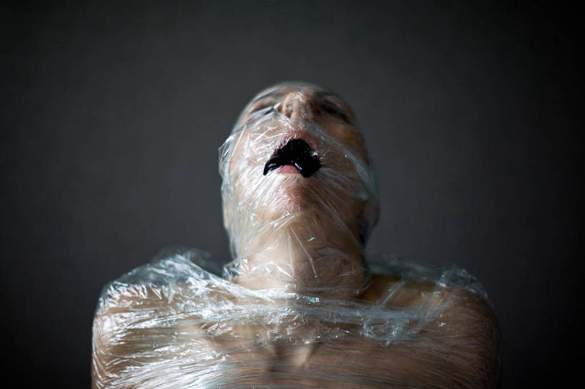 中年人,老年人,脸,头,脸颊,一个人,横图,正面,灰色背景,包装,裸露,肩膀,张嘴,遮,遮掩,摄影,奋斗,死亡,掩盖,遮挡,痛苦,肖像,裸,张大嘴巴,遮盖,谋杀,掩饰,惊骇,拷问,危险,头部,脸部,脸蛋,面部,张开嘴,闭着眼睛,仰头,彩图,影棚拍摄