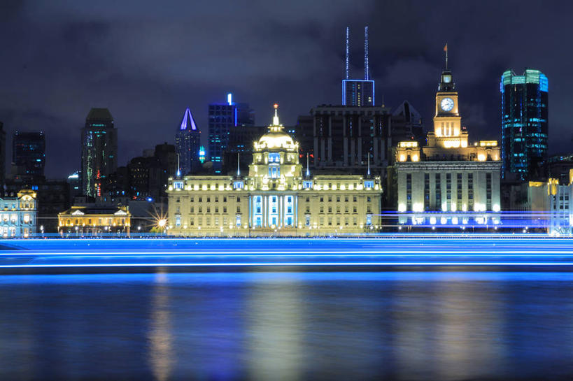 帆船,无人,横图,室外,夜晚,运动模糊,商务,旅途,河流,天际线,城市,建筑,路灯,摩天大楼,霓虹灯,船,上海,反射,联系,钟塔,外滩,办公大楼,运输,摄影,生长,迅速,照亮,荧光,市区,发展,彩图,旅行